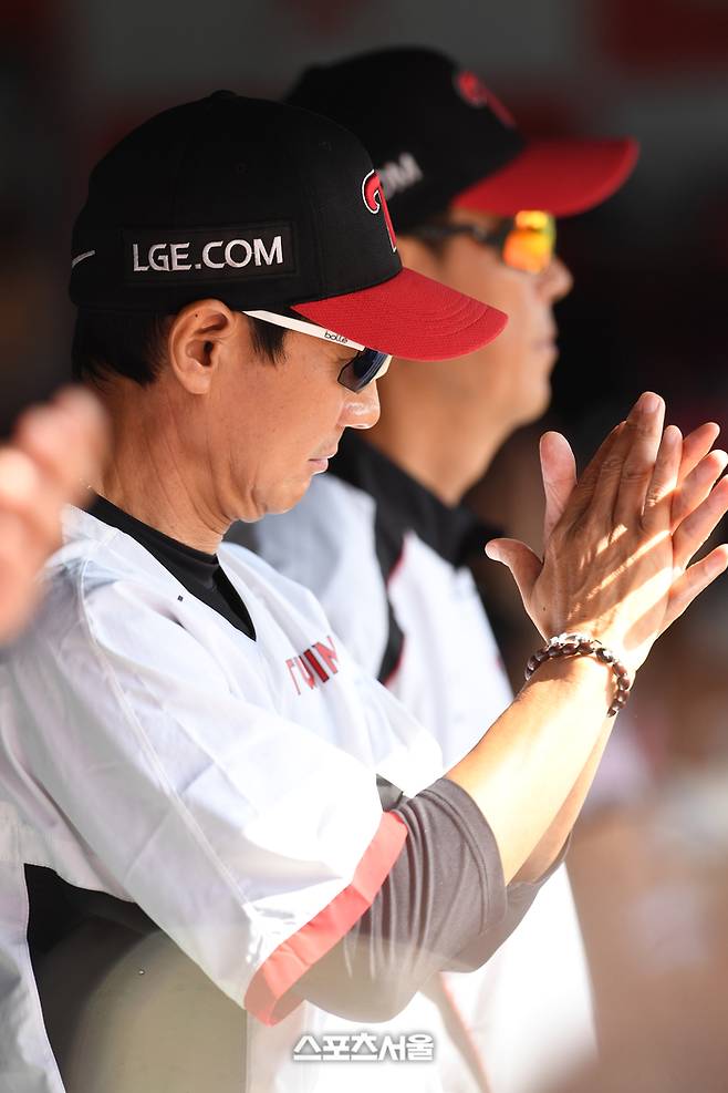 LG 염경엽 감독이 18일 수원케이티위즈파크에서 열린 2025 KBO리그 KT와 더블헤더 1차전에서 선수들의 플레이에 박수를 보내고 있다. 수원 | 박진업 기자 upandup@sportsseoul.com