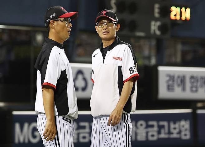 LG 염경엽 감독(오른쪽)과 김정준 수석코치가 잠실구장에서 열린 2025 KBO리그 키움전에서 비디오 판독 요청을 하고 있다. 사진 | 잠실=연합뉴스