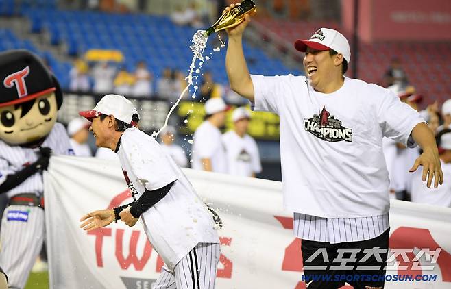 염 감독을 향해 샴페인 샤워.