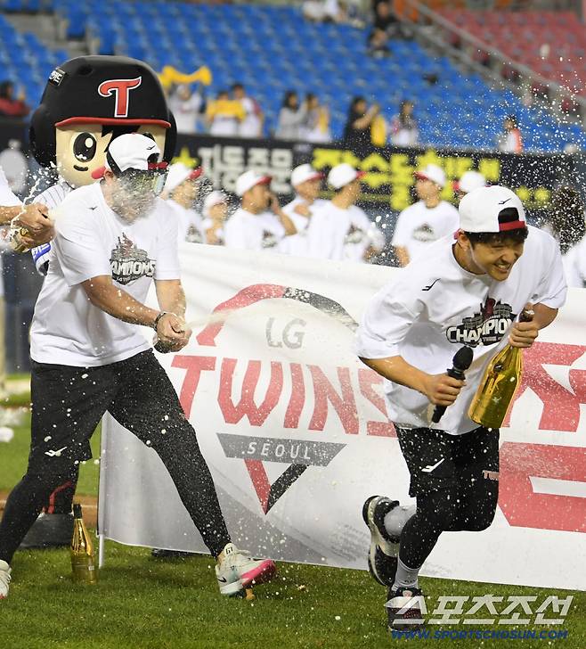 빠른발로 샴페인 샤워까지 피한 주장 박해민.