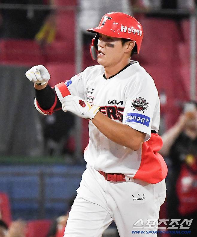 18일 광주 기아챔피언스필드에서 열린 한화-KIA전. 9회말 1사 오선우가 솔로포를 친 후 기뻐하고 있다. 광주=정재근 기자 cjg@sportschosun.com/2025.9.18/