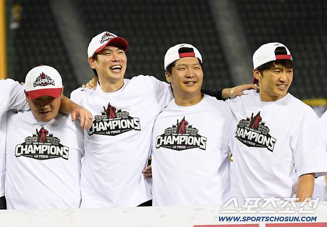 1일 잠실구장에서 정규리그 우승을 확정 지은 LG 트윈스 홍창기, 문보경, 박해민이 기뻐하고 있다. 잠실=박재만 기자 pjm@sportschosun.com/2025.10.01/