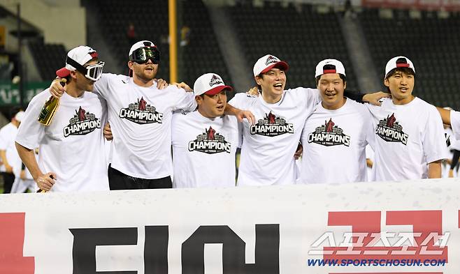 1일 잠실구장에서 정규리그 우승을 확정 지은 LG 트윈스 선수들이 기뻐하고 있다. 잠실=박재만 기자 pjm@sportschosun.com/2025.10.01/