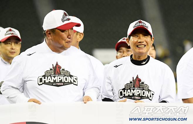 1일 잠실구장에서 정규리그 우승을 확정 지은 LG 트윈스 차명석 단장, 염경엽 감독이 기뻐하고 있다. 잠실=박재만 기자 pjm@sportschosun.com/2025.10.01/