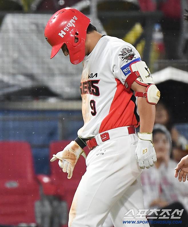 2일 광주 기아챔피언스필드에서 열린 SSG-KIA전. 1회말 2사 윤도현이 3루타를 친 후 슬라이딩 도중 부상을 당해 교체되고 있다. 광주=정재근 기자 cjg@sportschosun.com/2025.10.2/
