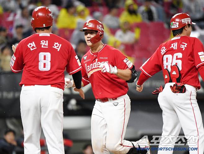 2일 광주 기아챔피언스필드에서 열린 SSG-KIA전. 8회초 2사 1루 이율예가 투런포를 친 후 환영받고 있다. 광주=정재근 기자 cjg@sportschosun.com/2025.10.2/