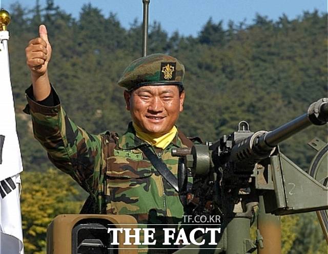 '탱크' 최경주가 지난 2007년 10월 수도방위사령부를 방문해 K-1전차에 올라 포즈를 취하고 있는 모습./뉴시스