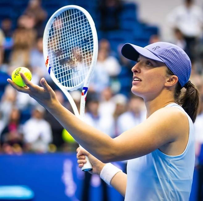 베이징 WTA 1000 16강전에서 탈락한 이가 시비옹테크. 사진/WTA 투어