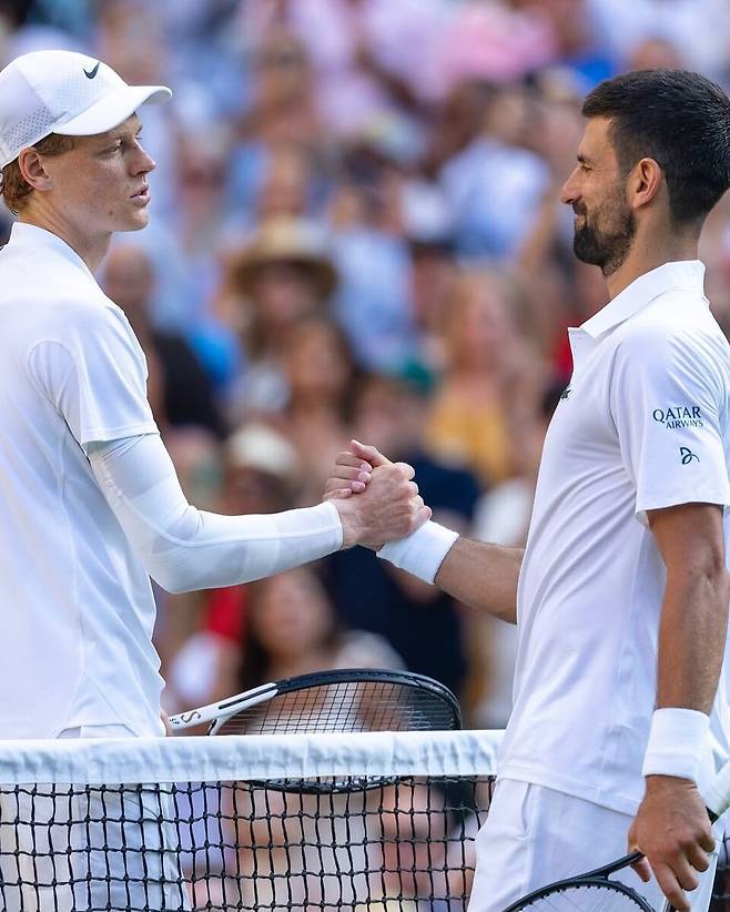 지난 7월 윔블던 남자단식 4강전에서 만났던 야니크 시너와 노박 조코비치. 시너가 6-3, 6-3, 6-4로 이겼다. 사진 윔블던