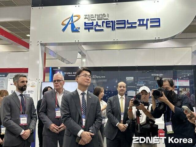 류제명 과기정통부 2차관이 각국 대사들과 'AI 페스타' 현장을 돌아봤다. (사진=지디넷코리아 DB)