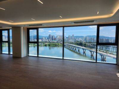 포제스 한강의 전용 223㎡ 거실의 한강뷰. MDM플러스 제공.