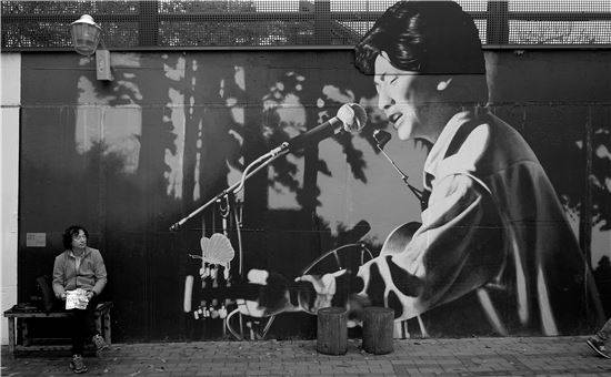 대구 중구 방천시장 골목에 새겨진 김광석의 벽화. 골목 벽화에는 그가 국수를 말아주고, 또 어느 그림에서는 그가 노래를 부른다.  아시아경제DB