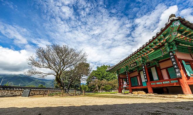 경남 산청 산천재에 가을 하늘이 드리웠다. 남명 조식이 60세 때인 1561년 집을 짓고 세상 떠날 때까지 10년간 살았다. 왼쪽 나무는 조식이 심은 매화나무 ‘남명매’. 조식은 멀리 지리산 천왕봉을 바라보며 시를 지었다. ‘천 섬 들이 종을 보게나/ 크게 치지 않으면 울리지 않는다네/ 어떻게 하면 저 두류산(지리산)처럼/ 하늘이 울어도 울지 않을 수 있겠나’./이신영 영상미디어 기자