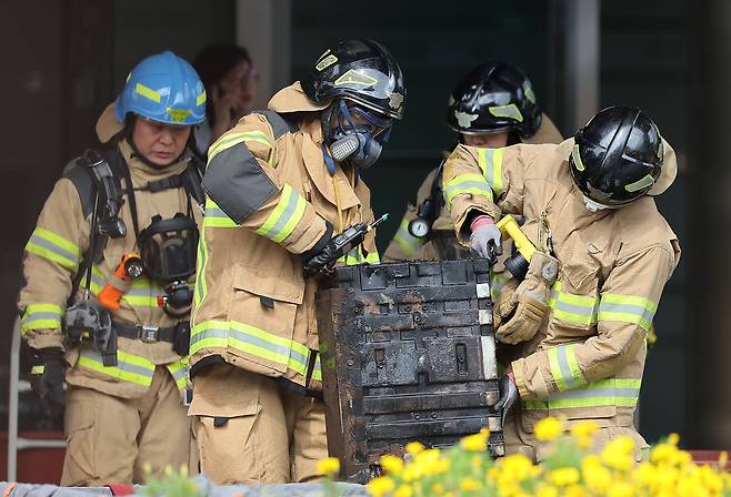 9월 27일 오후 대전 유성구 국가정보자원관리원 화재현장에서 소방당국 관계자들이 소실된 리튬이온배터리에 대한 반출 작업을 하고 있다. 전산 자원을 통합 관리하는 행정안전부 산하 국가정보자원관리원에서 지난 26일 오후 배터리 교체 작업 중 화재가 발생, 정부 온라인 서비스 70개가 마비됐다./뉴스1