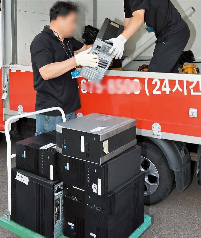 뉴스1복구 업체로 옮겨지는 컴퓨터들  1일 오후 대전 국가정보자원관리원에서 복구 업체 관계자들이 컴퓨터 본체 등을 나르는 모습.