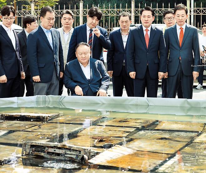 뉴스1화재 현장 찾은 장동혁  장동혁(앞줄 오른쪽에서 둘째) 국민의힘 대표가 1일 오후 대전 국가정보자원관리원 화재 현장을 찾아 피해 상황에 대해 설명을 듣고 있다. 장 대표는 이날 “부주의가 결국 화재 원인이라고 생각한다”며 “기본적인 조사조차 이뤄지지 않고 있고, 매뉴얼을 지켰는지조차 밝혀지지 않았다”고 했다.