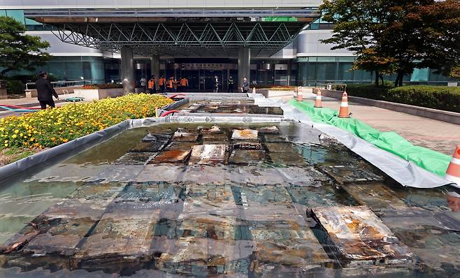 1일 오후 대전 유성구 국가정보자원관리원 화재현장에 설치된 외부 냉각 침수조의 리튬이온 배터리에서 화학작용으로 인한 기포가 올라오고 있다./뉴시스