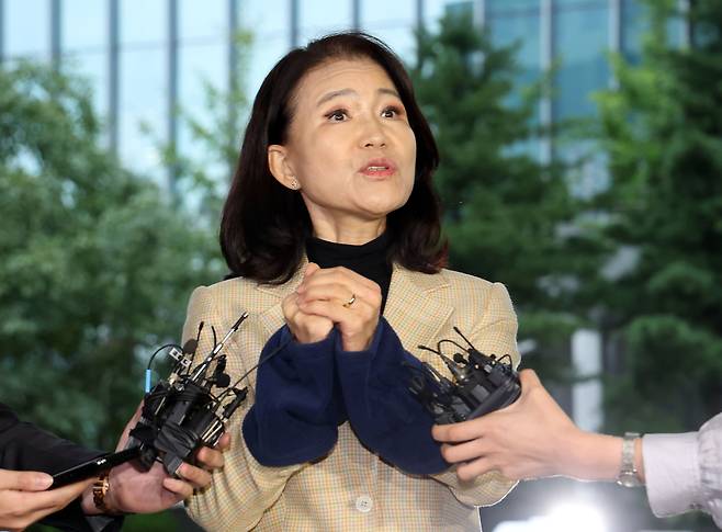 2일 오후 경찰에 체포된 이진숙 전 방송통신위원장이 수갑 찬 손을 들어 보이며 발언하고 있다./뉴시스