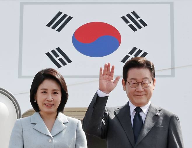 유엔총회 참석차 출국하는 이재명 대통령과 김혜경 여사가 지난달 22일 성남 서울공항에서 공군 1호기에 탑승하며 환송객들을 향해 인사하고 있다. /연합뉴스