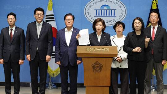 나경원 국민의힘 의원 등 국회 법사위원들이 지난달 19일 국회에서 더불어민주당을 향해 "조희대 대법원장 축출을 위한 녹취 공작을 계속하고 있다"며 "이것은 명백한 허위사실 유포이자 선거법 위반에도 해당하고 또한 사법부 독립을 정면으로 침탈하는 중대 범죄"라고 밝히고 있다. 연합뉴스