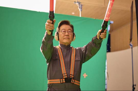 이재명 대통령의 아시아태평양경제협력체(APEC) 홍보영상 촬영 비하인드컷. 이재명 대통령 인스타그램