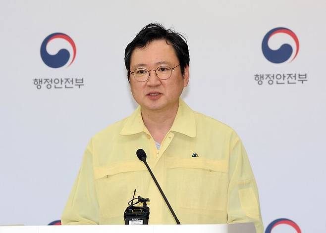 이재용 국가정보자원관리원장이 지난달 29일 정부세종청사 민원동 공용브리핑실에서 열린 국가정보자원관리원 행정정보시스템 화재 관련 중대본 브리핑에서 기자들의 질문에 답하고 있다.ⓒ연합뉴스
