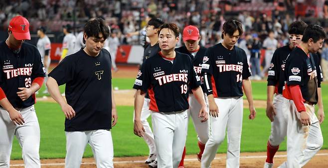 시즌 전 전문가들로부터 ‘절대 1강’으로 평가받았던 KIA는 ‘디펜딩 챔피언’의 위용을 전혀 보이지 못한 채 포스트시즌 진출에 실패했다. 사진은 경기에 패한 KIA 선수들이 고개를 숙인 채 그라운드를 빠져나오는 모습. 수원=뉴스1