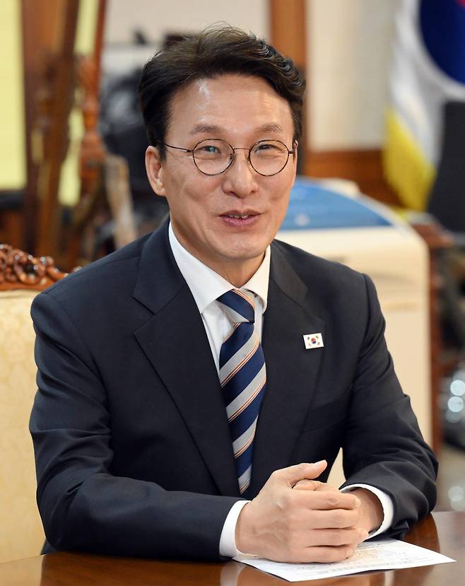 김민석 국무총리가 2일 오전 서울 종로구 정부서울청사 총리 집무실에서 열린 ‘제1회 3+알파(α) 회의’ 에 참석해 발언을 하고 있다.   회의에는 김민석 총리와 함께 구윤철 경제부총리 겸 기획재정부 장관, 배경훈 과기부총리 겸 과학기술정보통신부 장관, 윤창렬 국무조정실장이 참석했다. 이후 회의에서도 이들 3명을 ‘필수 참석멤버’로 하되 회의 시기에 중요한 현안에 따라 정해질 것으로 예상된다. 2025.10.02. 뉴시스