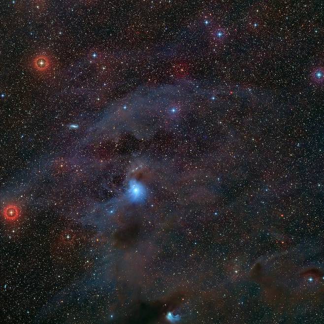 유랑 행성 Cha 1107-7626이 위치한 카멜레온자리 방향의 하늘. 사진에서 행성이 보이진 않지만 정확히 가운데에 위치했다. ESO/Digitized Sky Survey 2 제공