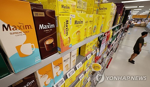 통계청이 지난 9월 2일 발표한 ‘8월 소비자물가동향’을 보면 농산물은 작년보다 2.7% 오르고 축산물은 7.1% 올랐다. 사진은 서울의 한 대형마트 커피 매장 모습. [연합뉴스]