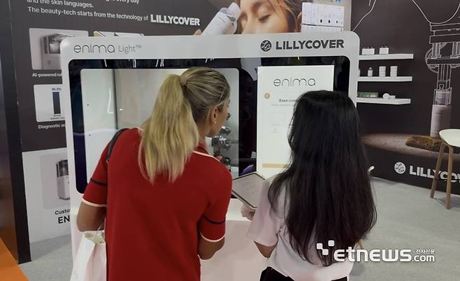 고객들이 릴리버커 솔루션을 체험하고 있는 장면