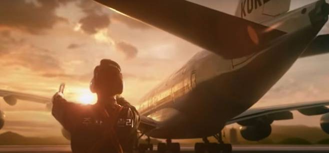 이재명 대통령이 카메오로 등장한 경주 APEC 정상회의 홍보영상이 2일 공개됐다. 이 대통령이 영상에서 항공기 인도 요원으로 활약하고 있다. 외교부 제공