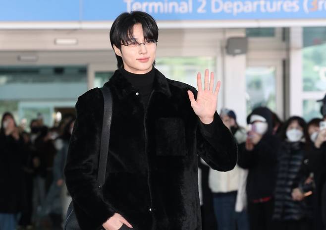 배우 변우석이 해외 패션위크 일정을 위해 24일 오전 인천국제공항을 통해 출국하기 전 인사를 하고 있다. 2025.2.24/뉴스1 ⓒ News1 권현진 기자 /사진=뉴스1