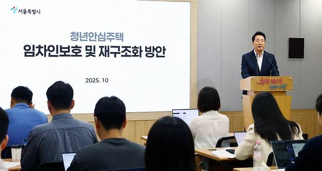 2일 오세훈 서울시장이 서울시청 브리핑룸에서 열린 청년안심주택 임차인보호 및 재구조화 대책 기자설명회에서 모두발언을 하고 있다. 뉴시스