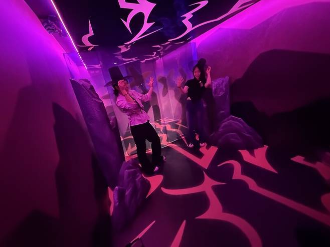 에버랜드 ‘케이팝 데몬 헌터스’ 테마존에서 포즈를 취하고 있는 이들. 박미향 기자