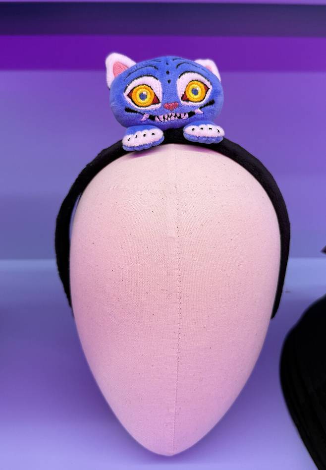 에버랜드 ‘케이팝 데몬 헌터스’ 테마존 굿즈숍에서 파는 굿즈. 박미향 기자