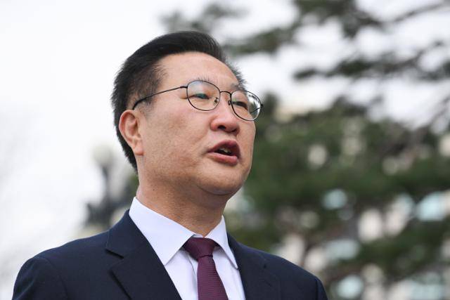 박성재 전 법무부 장관이 올해 3월 서울 종로구 헌법재판소에서 열린 탄핵 심판 첫 변론에 참석하며 입장을 밝히고 있다. 정다빈 기자