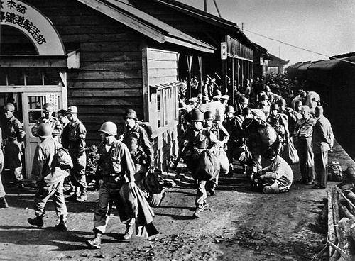 1950년 7월 미 육군 파병 병력의 선발대인 스미스 특수임무부대(24사단 21연대 1대대)가 부산에 도착해 이동하고 있다. 위키미디어 커먼즈