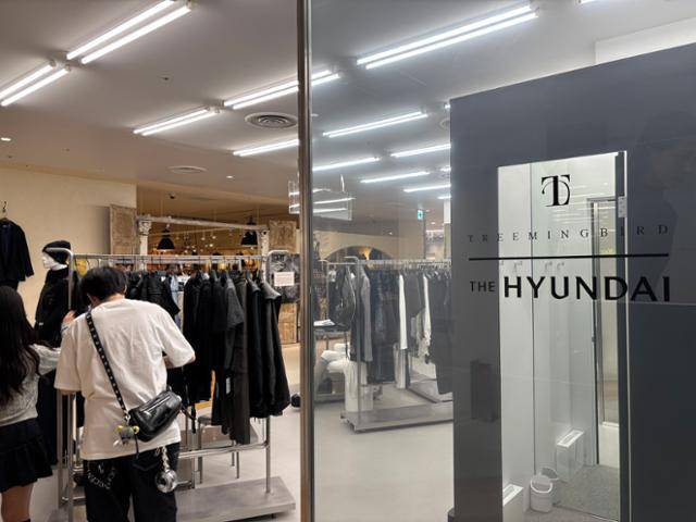 일본인 손님들이 2일 일본 도쿄 시부야 쇼핑몰 파르코에 입점한 '더현대 글로벌 팝업스토어'에 진열된 의류를 둘러보고 있다. 도쿄=류호 특파원