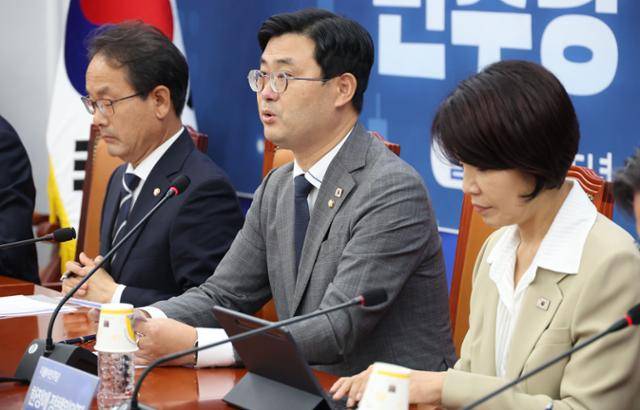 이정문(가운데) 디지털자산 TF 위원장이 24일 오전 서울 여의도 국회에서 열린 더불어민주당 디지털자산 TF 발대식에서 발언을 하고 있다. 뉴시스