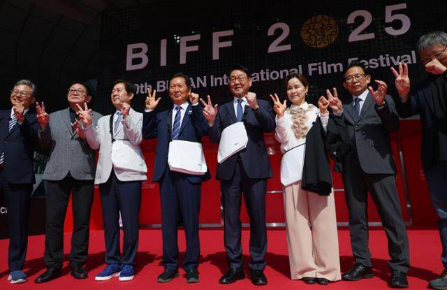 정청래(왼쪽 네 번째) 더불어민주당 대표가 지난달 23일 부산 해운대구 영화의전당을 찾아 부산국제영화제 레드카펫 위에서 기념촬영을 하고 있다. 연합뉴스