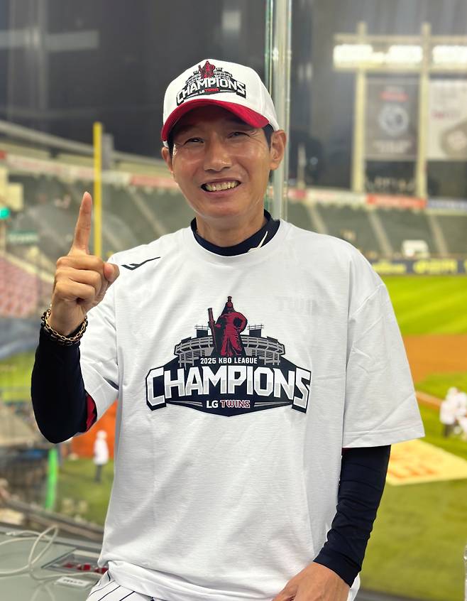 LG 염경엽 감독이 1일 정규시즌 우승 확정 후 취재진과 인터뷰를 하며 환하게 웃고 있다.&nbsp;