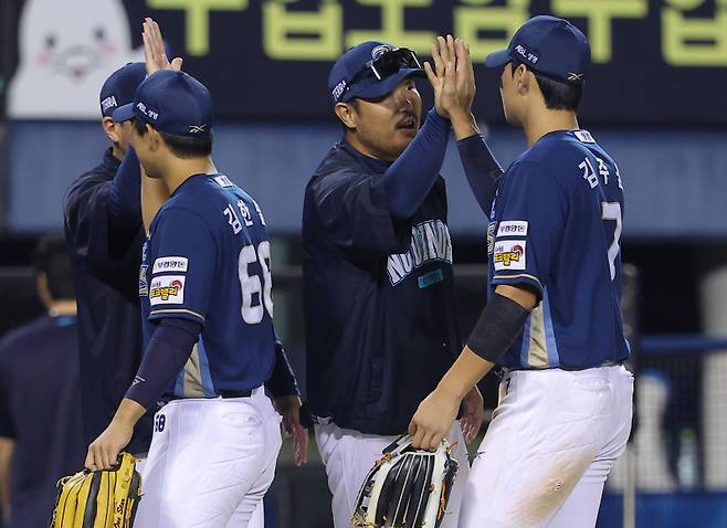 <yonhap photo-7831=""> 선수들 격려하는 이호준 감독 (서울=연합뉴스) 류영석 기자 = 1일 서울 잠실야구장에서 열린 프로야구 KBO리그 NC 다이노스와 LG 트윈스의 경기. NC 이호준 감독이 승리한 뒤 선수들을 격려하고 있다. 2025.10.1 ondol@yna.co.kr/2025-10-01 22:15:12/ <저작권자 ⓒ 1980-2025 ㈜연합뉴스. 무단 전재 재배포 금지, AI 학습 및 활용 금지></yonhap>