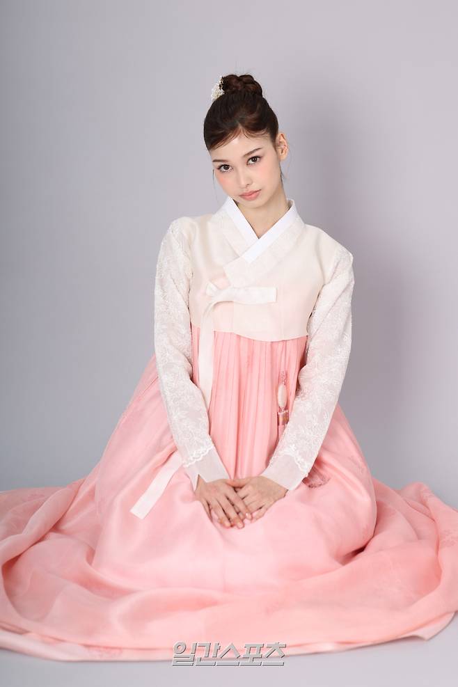 그룹 앳하트 미치가 23일 오후 서울 중구 순화동 KG타워에서 진행된 추석 맞이 한복 인터뷰에 앞서 포즈를 취하고 있다. 서병수 기자 qudtn@edaily.co.kr /2025.09.23/