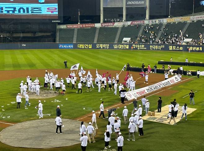 경기 종료 후 한 시간이 지난 시각에도 우측 외야에 일부 팬들이 남아 있다. 
