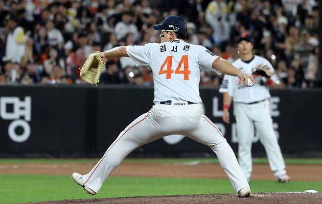 위기마다 어김없이 사사구에 발목잡히는 한화 마무리 김서현. 연합뉴스