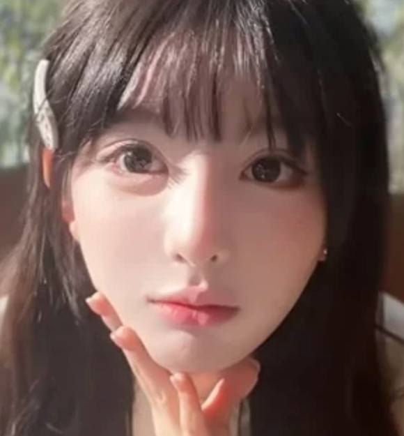 메이크업을 한 것이 예쁘장한 외모의 중국 여대생이 눈길을 끌고 있다. 사진은 후신이. [사진=바이두]