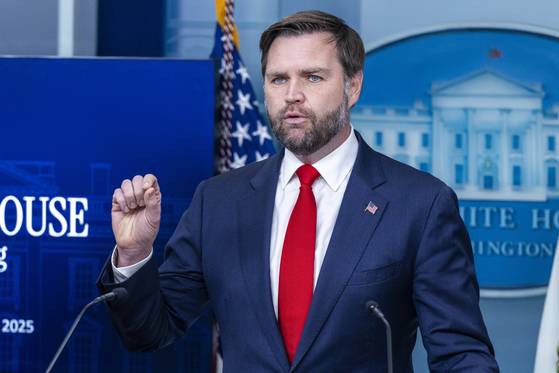 미국 연방정부가 셧다운(일시적 업무 정지)에 들어간 1일(현지시간) JD 밴스 부통령이 백악관에서 열린 언론 브리핑에 직접 참석해 취재진 질문에 답하고 있다. EPA=연합뉴스
