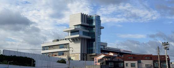 제주시 도두동 무지개해안도로 인근에 건설 중인 45m 높이의 전망대 전경. 최충일 기자