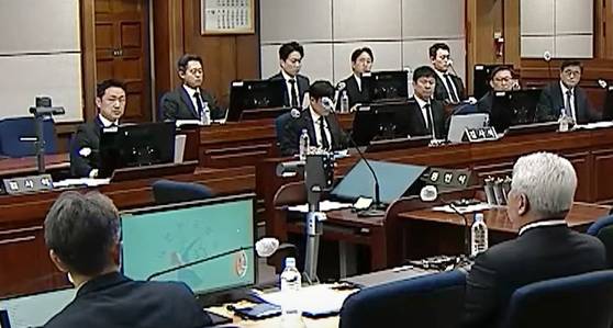 2일 열린 서울중앙지법 윤석열 전 대통령 내란우두머리 혐의 재판에 출석한 내란 특검 파견 검사들이 '검찰청 폐지'에 대한 항의 표시로 검은 양복과 검정색 넥타이 상복 차림으로 앉아 있다. 법원cctv 캡처